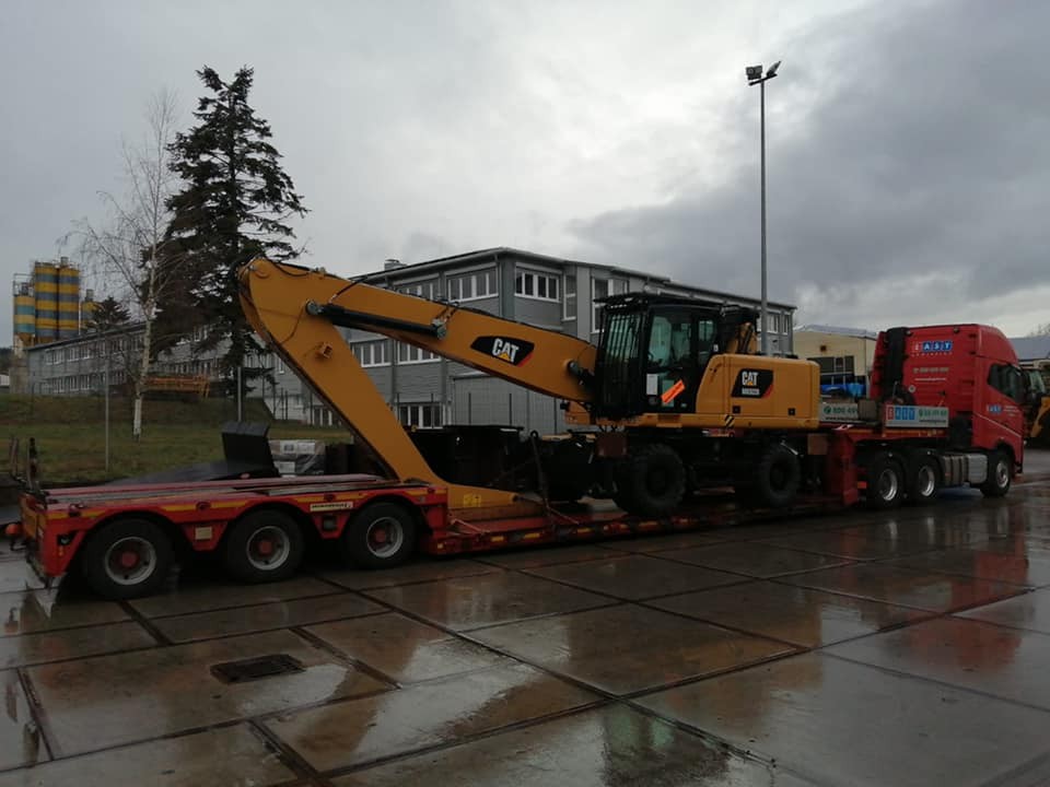 Nadměrná přeprava kolového bagru CAT s demoličním ramenem